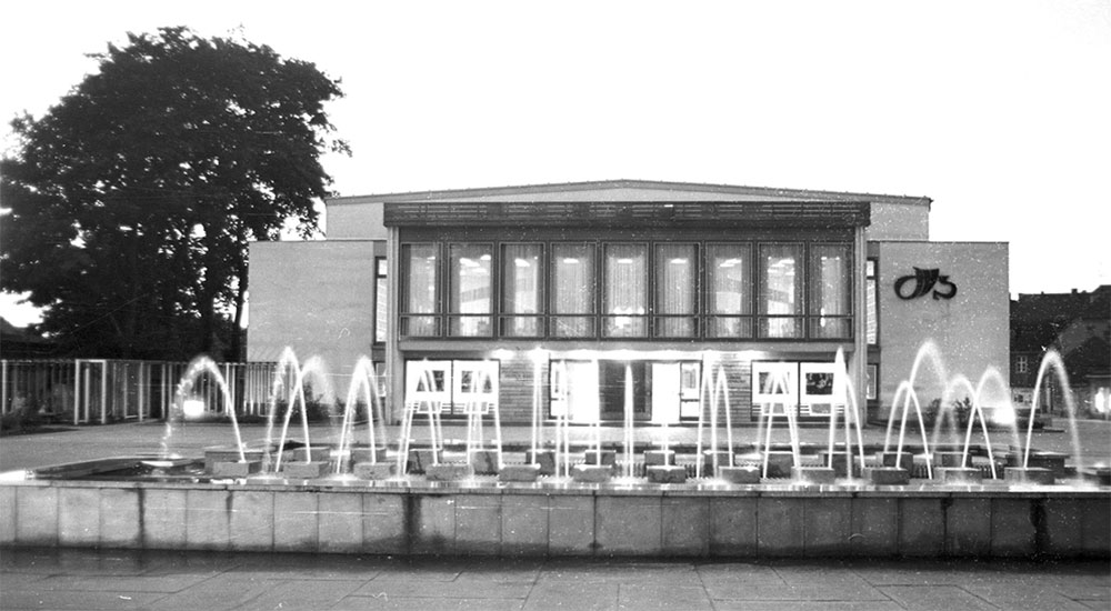 Außenansicht des Bautzener Theaters von 1975.